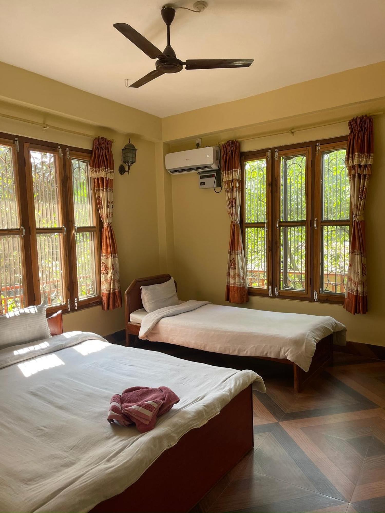 Tara Guesthouse - Sauraha,Chitwan Exteriör bild